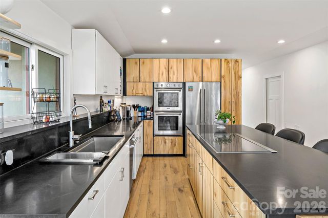 27 Hawberry Court, Asheville, NC 28805