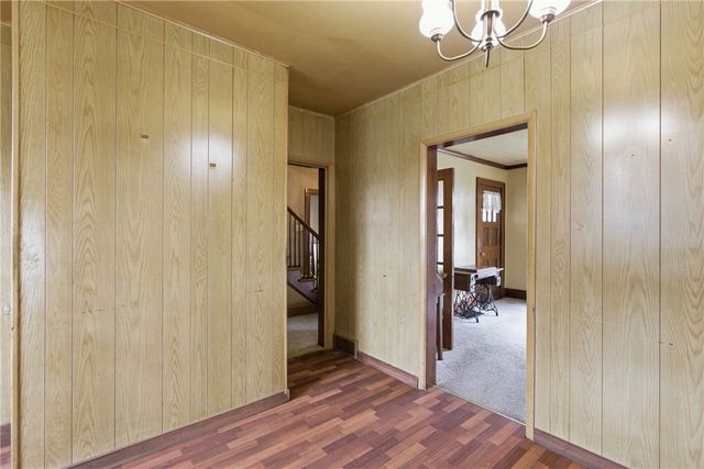 319 4th St, Ellwood City, PA 16117