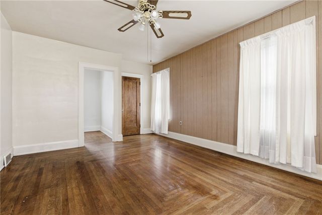 319 4th St, Ellwood City, PA 16117