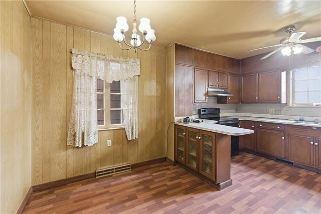 319 4th St, Ellwood City, PA 16117