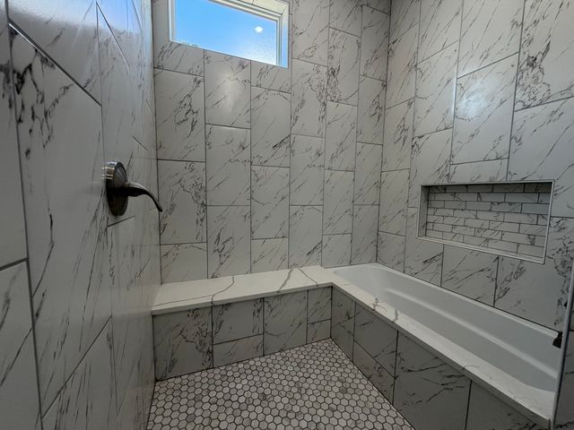 600 N Pine Avenue, Chicago, IL 60644