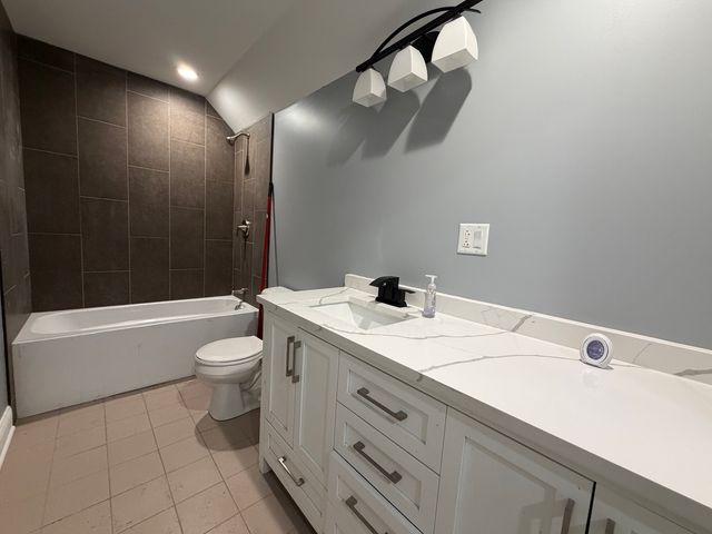 600 N Pine Avenue, Chicago, IL 60644