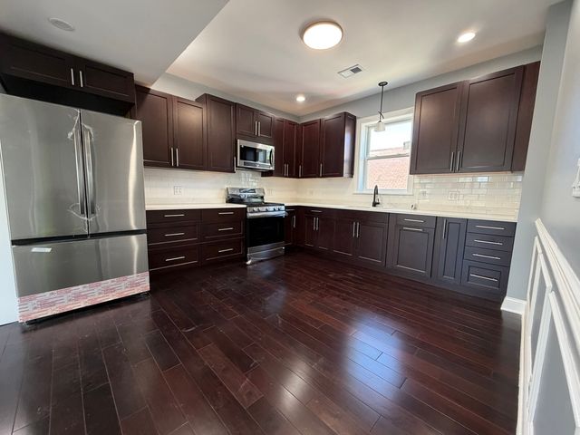 600 N Pine Avenue, Chicago, IL 60644