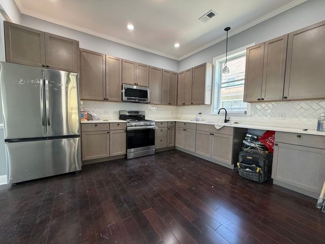 600 N Pine Avenue, Chicago, IL 60644