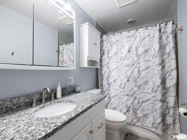 2239 LINNHILL Lane, Washington, IL 61571