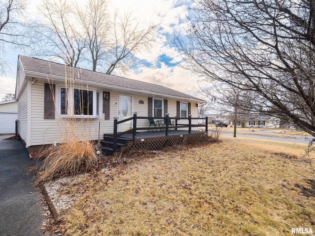 2239 LINNHILL Lane, Washington, IL 61571