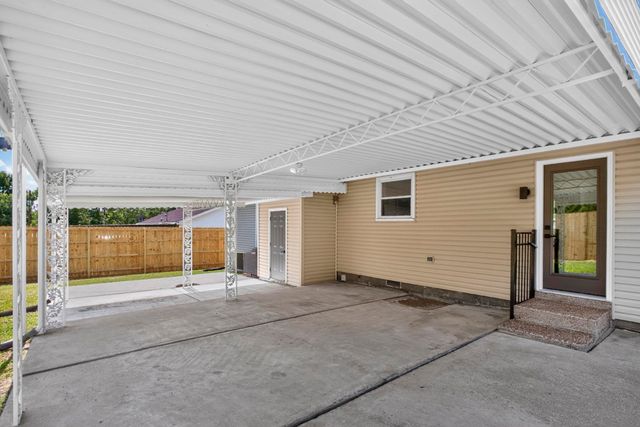 101 Pebble Creek Dr, Hendersonville, TN 37075