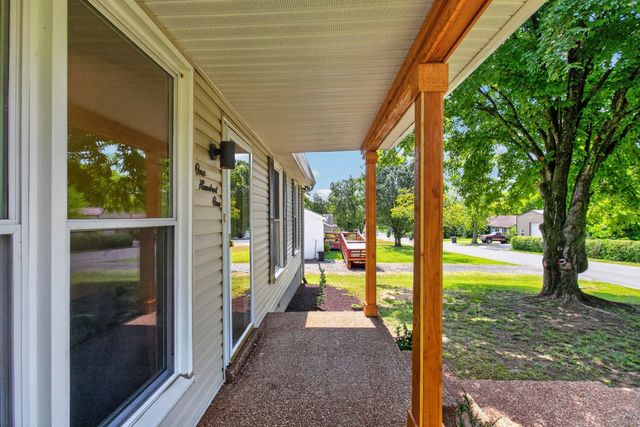 101 Pebble Creek Dr, Hendersonville, TN 37075