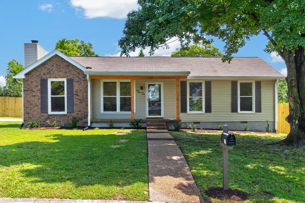 101 Pebble Creek Dr, Hendersonville, TN 37075
