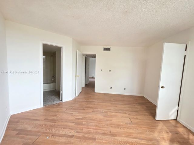 210 Lake Pointe Dr 304, Oakland Park, FL 33309