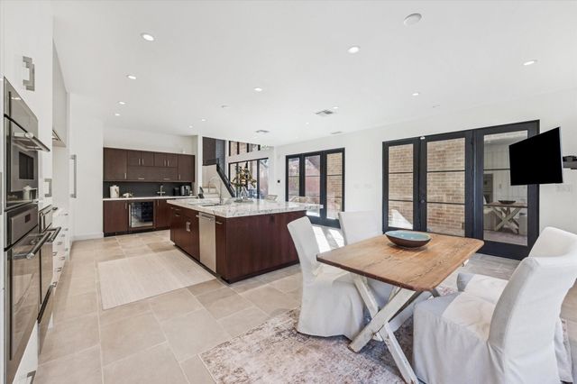 10 S Briar Hollow Lane 53, Houston, TX 77027