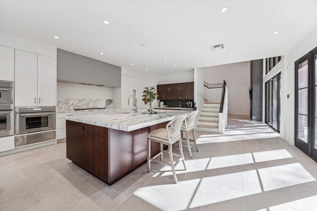 10 S Briar Hollow Lane 53, Houston, TX 77027