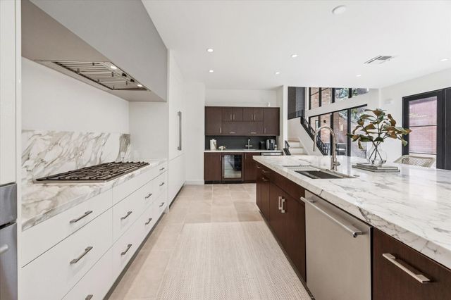 10 S Briar Hollow Lane 53, Houston, TX 77027