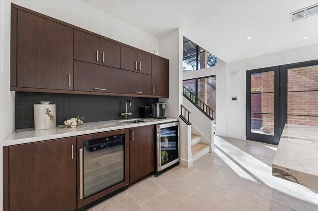 10 S Briar Hollow Lane 53, Houston, TX 77027