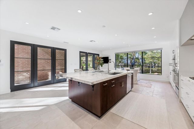 10 S Briar Hollow Lane 53, Houston, TX 77027
