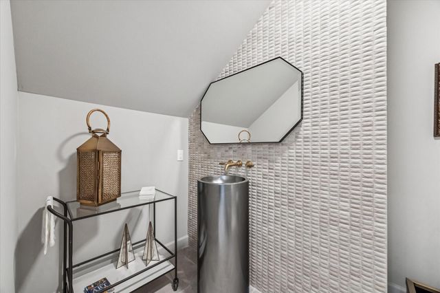 10 S Briar Hollow Lane 53, Houston, TX 77027