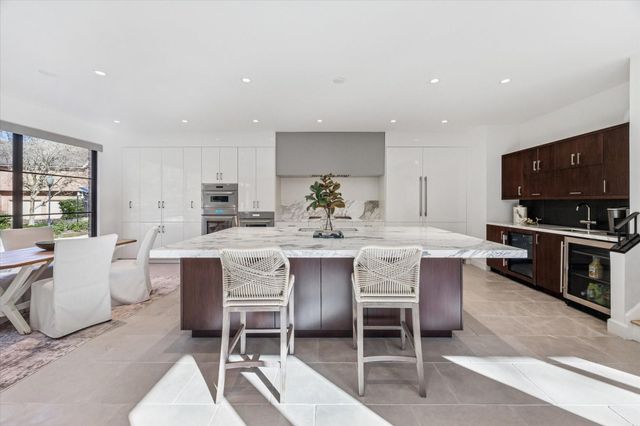 10 S Briar Hollow Lane 53, Houston, TX 77027