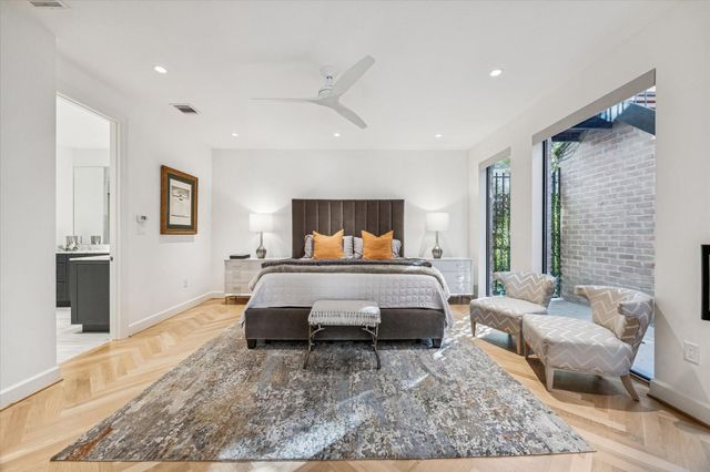 10 S Briar Hollow Lane 53, Houston, TX 77027