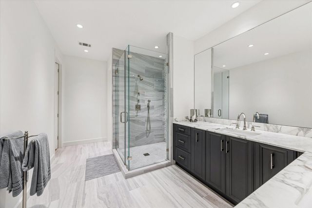 10 S Briar Hollow Lane 53, Houston, TX 77027