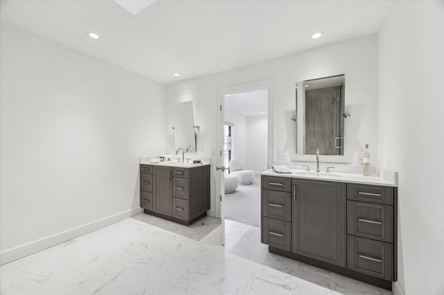 10 S Briar Hollow Lane 53, Houston, TX 77027