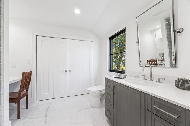 10 S Briar Hollow Lane 53, Houston, TX 77027