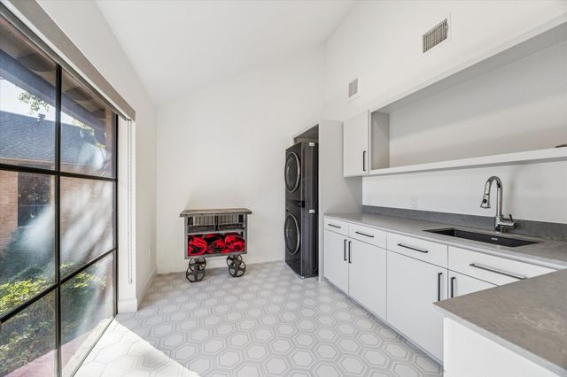 10 S Briar Hollow Lane 53, Houston, TX 77027