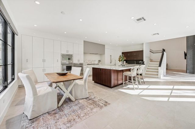 10 S Briar Hollow Lane 53, Houston, TX 77027