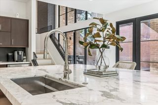 10 S Briar Hollow Lane 53, Houston, TX 77027