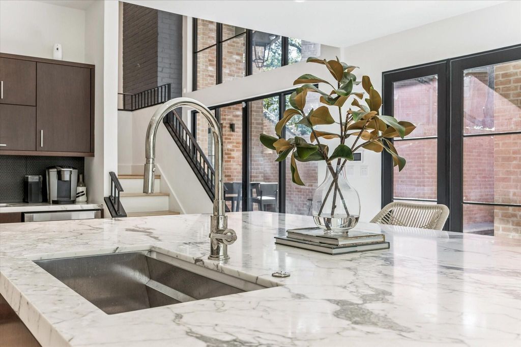 10 S Briar Hollow Lane 53, Houston, TX 77027