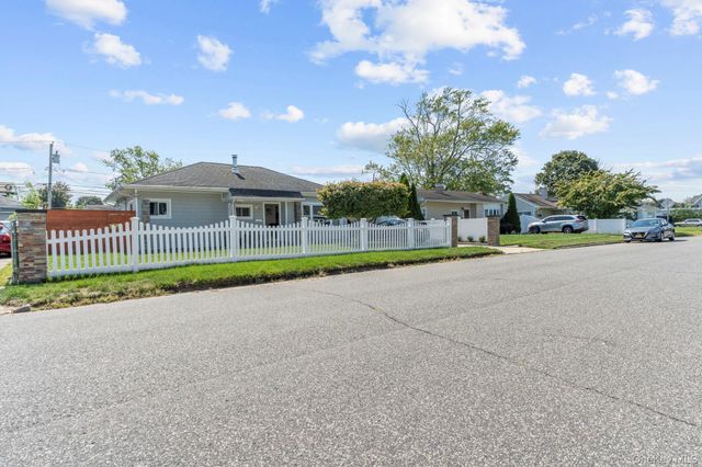27 Croydon Road, Amityville, NY 11701