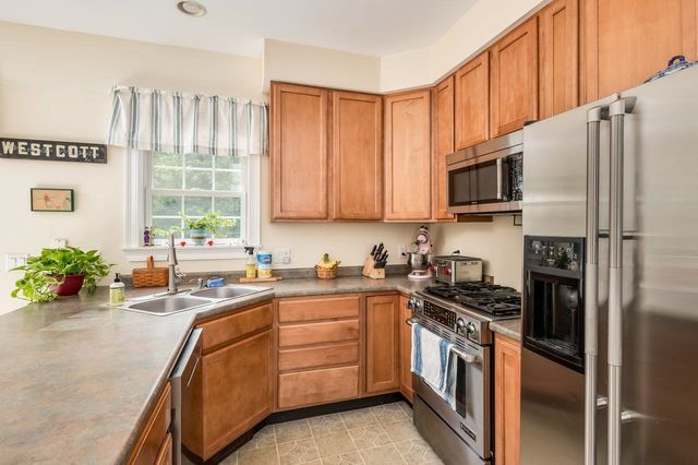 12 Carriage Hill Lane, Dover, NH 03820
