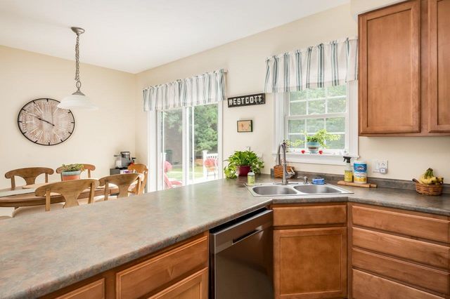 12 Carriage Hill Lane, Dover, NH 03820