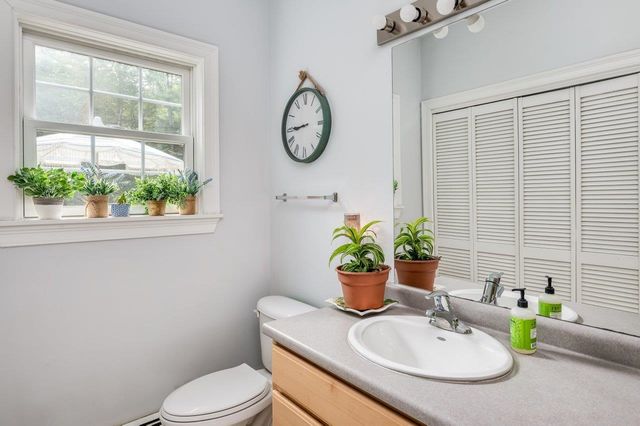 12 Carriage Hill Lane, Dover, NH 03820