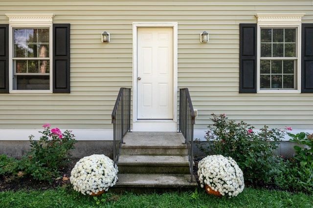 12 Carriage Hill Lane, Dover, NH 03820