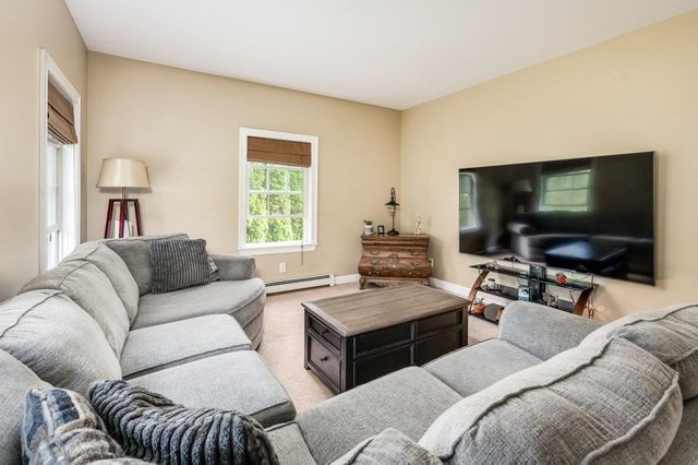 12 Carriage Hill Lane, Dover, NH 03820