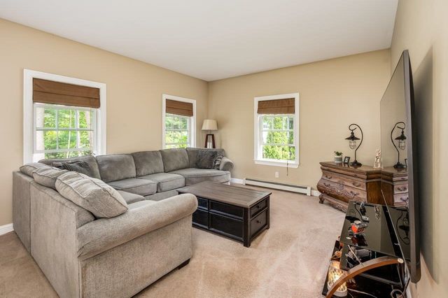 12 Carriage Hill Lane, Dover, NH 03820