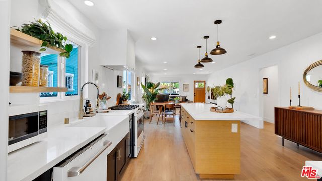 2940 11th Avenue, Los Angeles, CA 90018