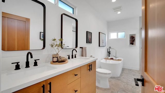 2940 11th Avenue, Los Angeles, CA 90018
