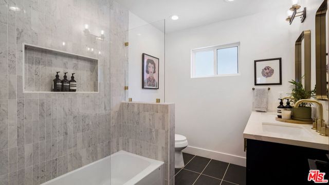 2940 11th Avenue, Los Angeles, CA 90018