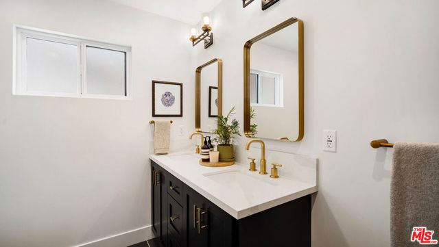 2940 11th Avenue, Los Angeles, CA 90018