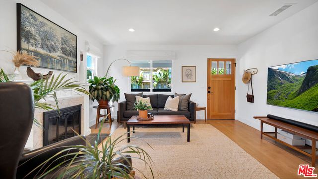 2940 11th Avenue, Los Angeles, CA 90018