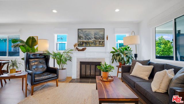 2940 11th Avenue, Los Angeles, CA 90018