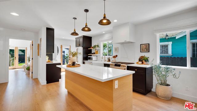 2940 11th Avenue, Los Angeles, CA 90018