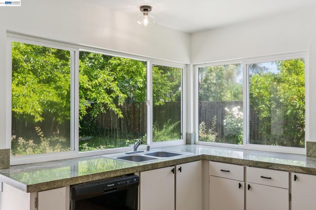 2884 Lyon Circle, Concord, CA 94518