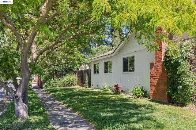 2884 Lyon Circle, Concord, CA 94518