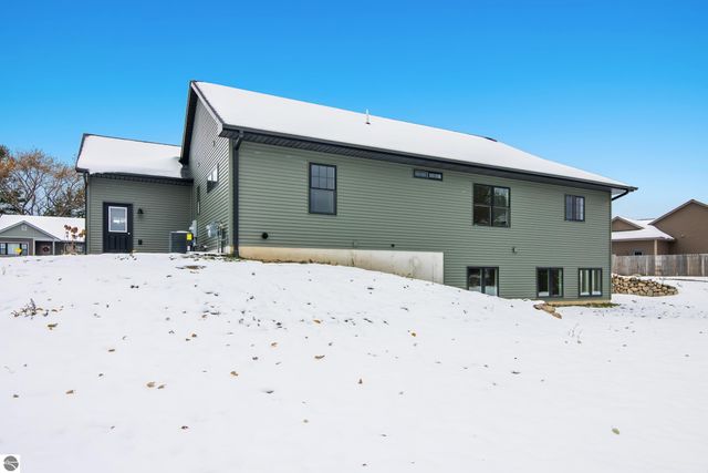 4054 Center Farm Lane, Traverse City, MI 49685