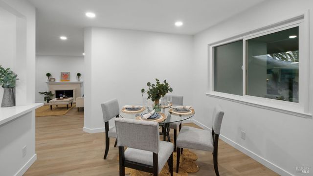 459 Meadowview Dr, Vacaville, CA 95688