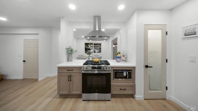 459 Meadowview Dr, Vacaville, CA 95688