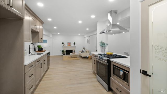 459 Meadowview Dr, Vacaville, CA 95688