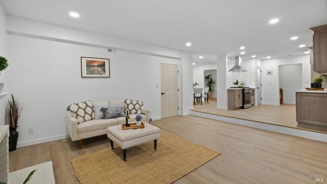 459 Meadowview Dr, Vacaville, CA 95688